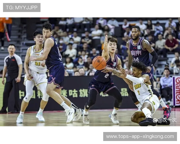 国际篮球邀请赛中国球员在外援配合中找到自身定位